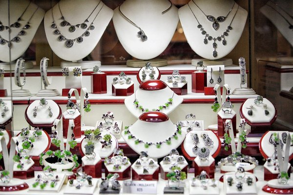 Quels bijoux choisir ? Modèles, matériaux et pierres précieuses