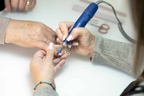 Une ponceuse à ongles : à quoi sert-elle ?