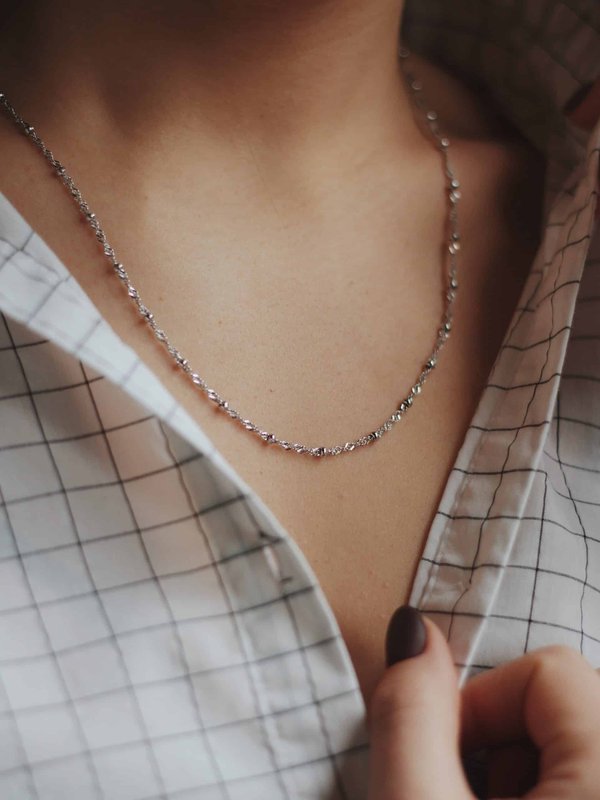 Du style à la prestance : ornez votre cou d'un collier VVS serti de diamants !